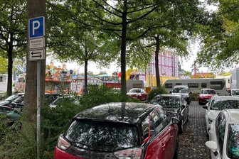 Zoff statt Spaß: Anwohner ärgert sich über Falschparker beim Zwickauer Herbstvolksfest - Anwohner am Platz der Völkerfreundschaft sind sauer: Rummelgäste stellen sich immer wieder auf Bewohnerparkplätze, sagen sie.