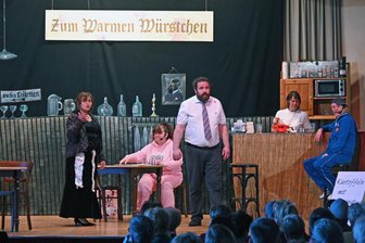 Zoff um Bockwurstkneipe lockt die Oederaner in Scharen - In drei Vorstellungen haben die Dramatiker die Nobelgastronomie aufs Korn genommen.