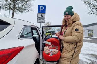 Zoff um Eltern-Kind-Parkplatz im Vogtland: Was eine Mutter mit Baby sich von einem Singlemann im XXL-Auto anhören muss - Akvilé Kalinaité-Kaufmann schätzt den Eltern-Kind-Parkplatz. Er bietet mehr Komfort, um ihren Sohn aus dem Auto zu holen. Leider wird er aber oft von kinderlosen Fahrern blockiert.