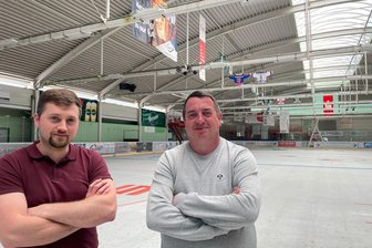 Zoff um Kosten für Eisstadion im Erzgebirge - Bürgermeister will mehr Geld von Schönheider Wölfen - Philipp Werner (links) ist der stellvertretende Vereinsvorsitzende, Markus Gläß der Pressesprecher der Schönheider Wölfe. Sie pochen auf einen Nutzungsvertrag mit der Gemeinde zum Eisstadion rechtzeitig vor der Saison.