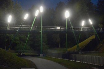 Zoff um nächtliche Beleuchtung im Göltzschtal: Was ist sinnvoll, was Luxus? - Die Beleuchtung der Rodewischer Parkbrücke sei falsch ausgerichtet, sie schade der Natur und blende die Menschen, moniert Volkmar Ihle als "Pate der Nacht". Bürgermeisterin Kerstin Schöniger sieht das Licht als "stilistisches Element". "Das bleibt so", bekräftigt sie. 