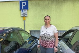 Zoff um Parkplatz-Situation vor der Kita Sonnenkäfer in Lugau - Jasmin Uhlig (31) hatte am Freitagmorgen Glück. Einer der Kurzzeitparkplätze vor der Kita Sonnenkäfer war frei, im Hintergrund zu sehen ist das Schild, das eine halbe Stunde Höchstparkdauer anzeigt.