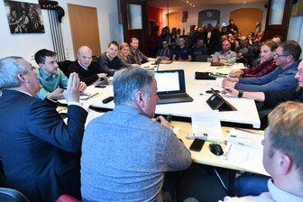 Zoff um Ruhestörung in Oberbobritzsch: Zeichen stehen auf Entspannung - Bei der Sitzung des Gemeinderats Bobritzsch-Hilbersdorf Anfang März im Jugendclub Oberbobritzsch sicherte Bürgermeister Volker Haupt (links) den Clubmitgliedern die Solidarität aller Gemeinderäte zu. Der Club liegt wegen des Vorwurfs der Ruhestörung immer wieder im Konflikt mit einer Familie aus der Nachbarschaft. Nun läuft dazu ein Verfahren am Landratsamt.