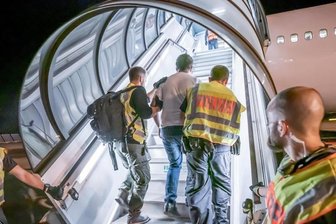 Das Archivfoto aus dem Jahr 2019 zeigt Polizeibeamte, die einen Afghanen bei einer Abschiebung auf dem Flughafen Leipzig-Halle in ein Charterflugzeug begleiten.