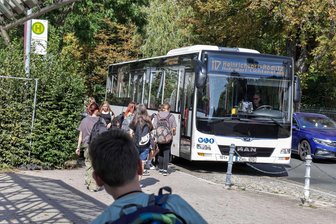 Zoff um Schülerverkehr Lichtenstein–Heinrichsort: „Eltern haben den Kanal voll“ - Mit dem Schulbeginn im September (Foto) begannen die Probleme auf der Linie zwischen Lichtenstein und Heinrichsort-Rödlitz – so schildert es die Ortsvorsteherin. Trotz einiger Verbesserungen ist man in Heinrichsort nach wie vor unzufrieden und will sich nun offiziell an Stadtrat und Landkreis wenden.