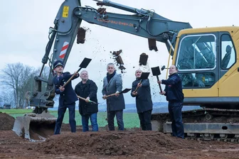 Zoff zwischen Heinrichsort und Lichtenstein: Warum die Ortsvorsteherin beim Start für ein Millionenprojekt fehlt - Symbolischer Spatenstich für das neue Feuerwehrdepot in Heinrichsort, v. l. Ortswehrleiter Matthias Wurziger, der stellvertretende Ortsvorsteher Dirk Müller, Landrat Carsten Michaelis (CDU), Bürgermeister Jochen Fankhänel (Freie Wähler) und Gemeindewehrleiter René Klein. Die Ortsvorsteherin war verhindert - aus besonderem Grund.