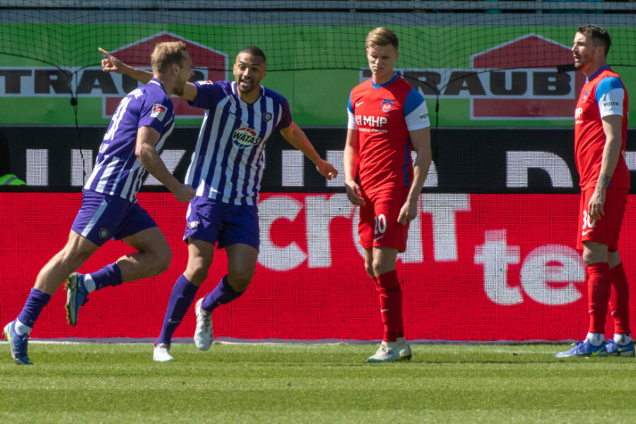 Zolinski trifft doppelt: FC Erzgebirge gelingt 2:0-Überraschungssieg in Heidenheim - Aues Ben Zolinski (l-r) bejubelt sein Tor zum 0:1 mit Malcolm Cacutalua neben den Heidenheimern Dzenis Burnic und Norman Theuerkauf.