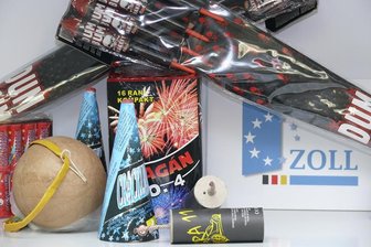 Zoll beschlagnahmt mehr als 800 illegale Böller in Johanngeorgenstadt -