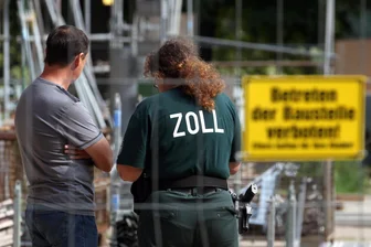 Zoll deckt Schwarzarbeit im Erzgebirge auf: Bauunternehmerin verurteilt - Durch Schwarzarbeit bei einer Baufirma aus dem Erzgebirge ist ein Schaden von rund 543.000 Euro entstanden.