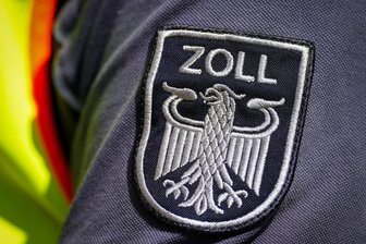 Zoll kontrolliert Laden in der Plauener Innenstadt - Zollbeamter bei einem Einsatz der Finanzkontrolle Schwarzarbeit: Am Donnerstag erfolgte die Überprüfung eines Ladens in der Plauener Innenstadt.