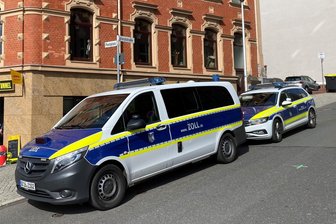 Zoll kontrolliert Laden in Plauen - Die Fahrzeuge des Hauptzollamtes Erfurt waren an der Forststraße nahe dem Postplatz abgestellt worden.