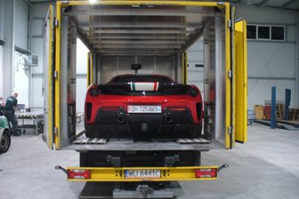 Zoll stoppt Ferrari-Transport auf der A72 - Ferrari 488 Pista auf der Ladefläche eines Lasters.