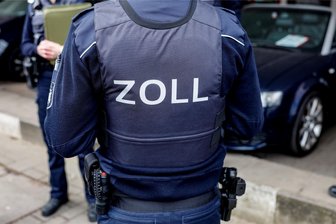 Zollkontrolle im Zirkus Probst in Glauchau - Der Zoll kontrolliert den Zirkus in Glauchau.