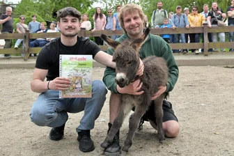 Zoo der Minis in Aue: Kleine Eseldame heißt jetzt „Sunny“ - Manuel Jagusch aus Auerbach (li.) und Peter Hömke mit der kleinen „Sunny“.