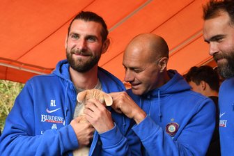 Zoo der Minis: Spieler vom FC Erzgebirge sind neue Tierpaten - Das Trainerteam des FC Erzgebirge Aue hat die Patenschaft für Fennek Filou übernommen.