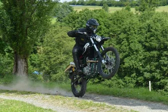 ZP Moto aus Zschopau stellt neue Geländemaschine im Retro-Gewand vor - Entwicklungs-Ingenieur Jörg Hübler fährt die neue ZP Sport 449 selbst.