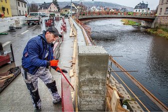 Zschopau-Brücke in Flöha: Ab 20. Dezember rollt hier wieder der Verkehr - An der Zschopau-Brücke in Flöha wird seit März 2021 gebaut, hier ein Bild vom 6. Dezember 2022.