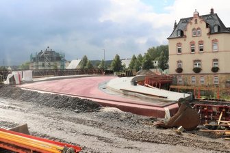 Zschopau-Brücke in Plaue: Freigabe bis Ende Oktober - Nach anderthalb Jahren Bauzeit gehen die Arbeiten am Ersatzneubau für die Zschopau-Brücke in Flöha-Plaue auf die Zielgerade. Die Verkehrsfreigabe wird weiterhin für Ende Oktober anvisiert. 