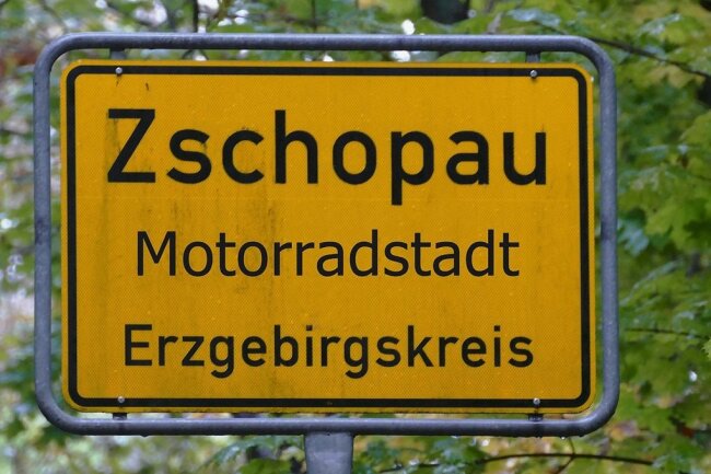 Zschopau erhält den Motorradstadt-Titel - So oder so ähnlich sollen bald die Ortseingangsschilder in Zschopau aussehen. Am 16. Juli wird das erste enthüllt.