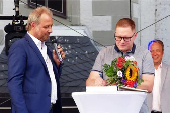 Zschopau erweist Kellenkünstler große Ehre - Im Beisein von Oberbürgermeister Arne Sigmund (links) und Veikko Bartsch trug sich Patrick Latiszew ins Sportbuch der Stadt Zschopau ein.