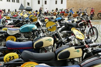 Zschopau fiebert der FIM Enduro Vintage Trophy entgegen - Der Parc Fermé auf dem Hof von Schloss Wildeck wird Ende September wieder prall gefüllt sein mit historischen Maschinen.