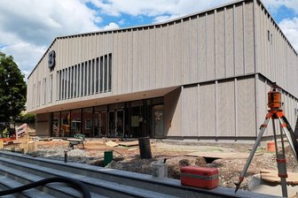 Zschopau in finanzieller Notlage: Woran die Stadt trotzdem festhält - Derzeit wird die Treppe zum neuen Zschopauer Bürgersaal errichtet.