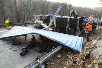 Zschopau: Laster verliert Klimaanlagen - Dieser Laster verunglückte am Montag in Zschopau.