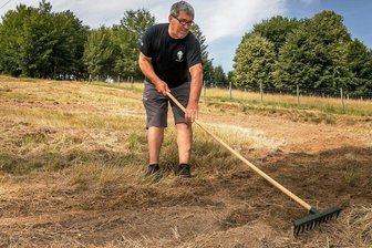 Zschopau: Mit dem Rechen auf der Moto-Cross-Strecke unterwegs - Mit einem Rechen hat Gunter Gerlach am Zschopauer Skihang begonnen, die Spuren der Endurofahrer zu beseitigen. Ein Minibagger soll später noch den Rest erledigen. 