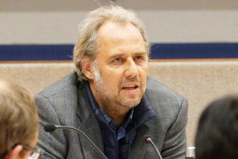 Zschopau muss sparen: Stadt plant Schließtage für Schloss Wildeck - Zschopaus Oberbürgermeister Arne Sigmund bei der jüngsten Einwohnerversammlung in der Turnhalle der Martin-Andersen-Nexö-Oberschule.