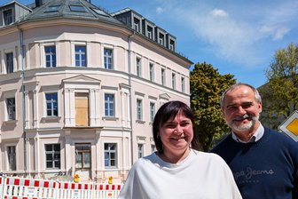 Zschopau rettet Stadtcafé-Hotel: Städtische Tochter soll Millionenprojekt übernehmen - Vor einem Jahr blickten Toralf Zinner und seine Tochter Beatrix optimistisch auf den Stadtcafé-Umbau. Inzwischen soll die WBZ das Projekt übernehmen und fertigstellen.