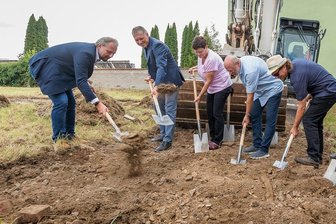 Zschopau schließt 17 Jahre nach Kino-Abriss alte Wunde - Zum Spaten griffen am Sonntag (v. l.) OB Arne Sigmund, Architekt Carsten Weiße, die Stadträte Anja Schreiter, Klaus Baumann, und Niels Sigmund sowie Planer Michael Flach und Amtsleiter Thomas Hoyer.