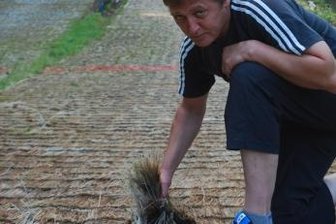 Zschopau: Skisprung-Asse hoffen auf Förderung vom Freistaat - Die alten Matten will Achim Schaale bald austauschen.