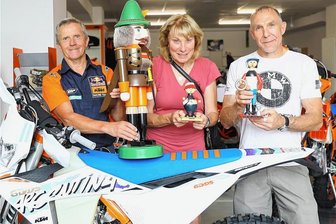 Zschopau: Überraschungsbesuch aus den USA im Deutschen Enduro Museum - Enduro-Legende Harald Sturm, Barbara und Fred Hoess (v. l.) mit MZ-Räuchermännchen von 1987.