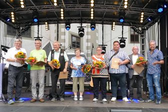 Zschopau vergibt sechs Bürgermedaillen - Steffen Haupt, Thomas Clauß, Gerhard Kießig, Doris Hofmann, Margrit und Lars Schmidt, Volkmar Neubert und Oberbürgermeister Arne Sigmund bei der Auszeichnung auf der Bühne des Schloss- und Schützenfestes.