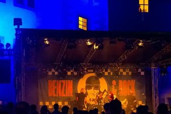 Zschopau verwandelt sich zum Stadtfest in eine Partymeile - Freitag, 0 Uhr: Dirty Blondes beenden den ersten Abend des Musikfestivals "Benzin & Rock" in der Motorradstadt. Samstagabend geht‘s weiter mit Petrified (17.15 bis 17.50 Uhr), Janiz (18.25 bis 19 Uhr), Platonic Solids (19.30 bis 20.10 Uhr), Thanks And Get Ready! (20.35 bis 21.20 Uhr) und Lumberhead (21.50 bis 22.50 Uhr).