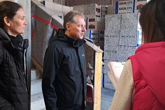 Zschopau: Warum das neue Kulturhaus im April 2025 nicht öffnen kann - Die Architekten Stefanie und Carsten Weiße bei der Bauberatung im neuen Zschopauer Bürgersaal.
