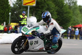 Zschopau: Zwei Rennlegenden legen vor ADAC Sachsenring Classic Zwischenstopp in der Motorradstadt ein - Martin Wimmer testete in Zschorlau die MZ-Moto2-Rennmaschine für die ADAC Sachsenring Classic.