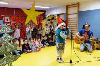 Zschopauer Bebel-Wohngebiet bekommt seinen eigenen kleinen Weihnachtsmarkt - Eifrig proben die Kinder der Kita „Spatzennest“ für ihren großen Auftritt in der Turnhalle der August-Bebel-Schule.