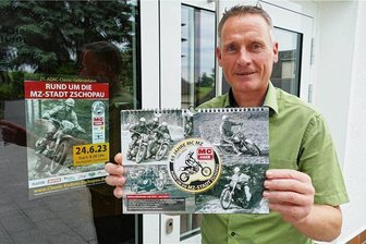 Zschopauer Classic Enduro: Sogar aus Down Under lockt es Fahrer ins Erzgebirge - Von dem Jubiläumskalender, den Fahrtleiter Norbert Vogler hier präsentiert, wurden über 1000 Exemplare gedruckt. Interessenten sollten sich beeilen, denn diese Zusammenstellung erfolgreicher Vereinsfahrer aus den 65 Jahren des MSC MZ Zschopau ist heiß begehrt.