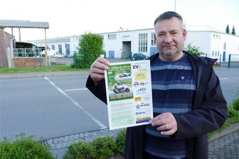 Zschopauer Classic erneut vor dem Aus - Vor der traditionellen Startlinie auf der Chemnitzer Straße präsentiert Gert Wagler das Programmheft der 21. Zschopauer Classic, die 2022 womöglich die letzte Auflage dieser Veranstaltung darstellte.