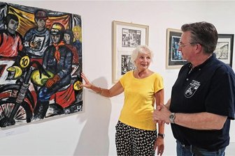 Zschopauer Enduromuseum gräbt fast vergessene Kunstschätze aus - Sowohl Brigitte Wetzel als auch Markus Schachtschneider war während der Vernissage die Freude über die neue Ausstellung im Enduromuseum deutlich anzumerken.