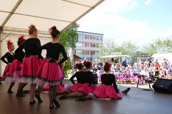Zschopauer Familienfest begeistert nicht nur das riesige Publikum - Zentraler Ort der Veranstaltung war die Bühne, auf der unter anderem das Zschopauer Cityballett auftrat.