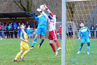 Zschopauer Kicker machen die Kreisliga wieder spannend - In dieser Szene kommt BSG-Torhüter David Walther gerade noch vor Oliver Weise an den Ball. Kurz vor Ende traf der Dittmannsdorfer dann aber doch noch per Sonntagsschuss zum Ausgleich.