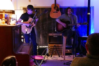 Zschopauer Kulturcafé wird für Liedermacher zum Geheimtipp - Für das Duo Tidemore aus Berlin fühlte sich der Auftritt im Zschopauer Kulturcafé an wie ein Wohnzimmer-Konzert.