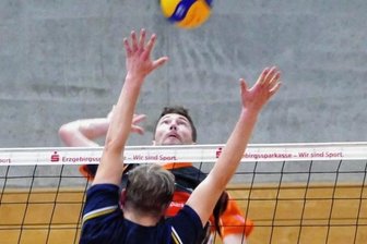 Zschopauer lassen wichtige Punkte für den Klassenerhalt liegen - Zschopaus Angreifer Kay Trautvetter (hinten) in Aktion. 