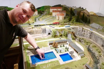 Zschopauer Modellbahnausstellung: Ein Freibad zieht die meisten Blicke auf sich - Mit einem Wal haben André Pöttrich und seine Mitstreiter dem Schwimmbecken des nachgebauten Zschopauer Schwimmbads eine neue Attraktion verliehen.