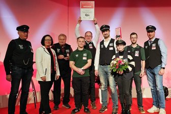 Zschopauer Modelleisenbahner bringen sogar auf internationaler Ebene viel ins Rollen - Mirko Caspar (Mitte) und seine Vereinskollegen nahmen die Auszeichnung in Potsdam in Empfang.