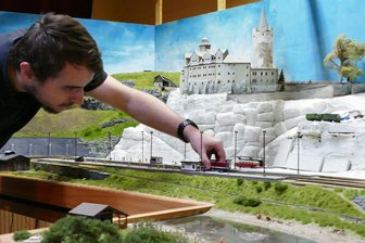Zschopauer Modelleisenbahner gewähren Einblicke in neue Projekte - Auf dieser TT-Anlage werden neben Schloss Wildeck noch weitere Bereiche der Stadt Zschopau nachgebaut.