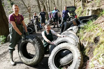 Zschopauer Mountainbiker bringen Umweltsünden ans Tageslicht - Binnen nicht einmal drei Stunden holten Marcel Fritzsche, Marc Schubert (von links) und ihre Mitstreiter etwa 80 Reifen aus der Zschopau.