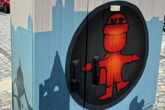 Zschopauer MZ-Männel darf nun doch an Fußgängerampeln leuchten - Auf diesem Verteilerkasten vor der Fußgängerampel an der Lange Straße ist das MZ-Männel schon im Ampelmännchen-Look zu sehen.